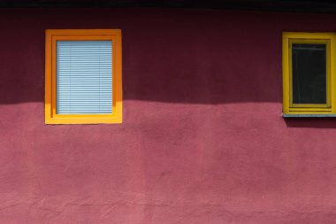 Sen görmek detayları ve renkleri yazlık ülke binaları ve sokakları vintage dekorasyon ile Haziran ayında Güney Almanya çok güneşli bir günde