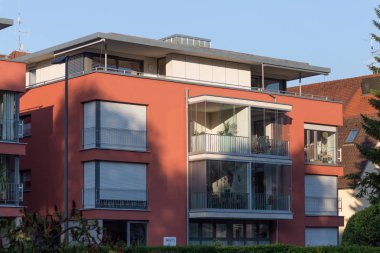 bir çok güzel bir güneşli gün ucunda Güney Almanya'da imparatorluk şehri stuttgart yakınındaki binaların güzelliği açık geometri ve düz renkler yapabilir