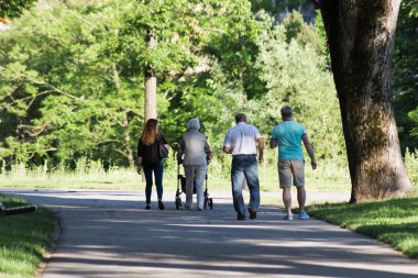 Haziran ayında Güney Almanya çok güneşli bir günde kıdemli rollator ile görmek ve şirket size iyi eğlenceler tarihi şehir parkında