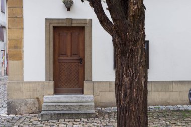 Cephe yağmurlu günde Güney Almanya tarihi şehirde bina..