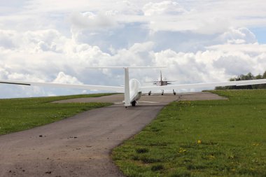 Towplane alanında, Almanya ile planör.