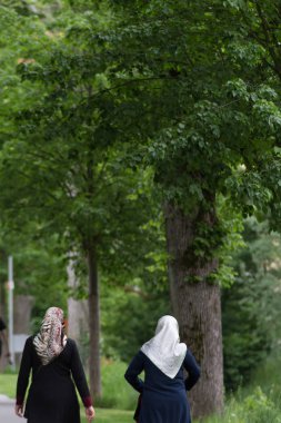 orta Mayıs taze yeşil bayanlar ve beyler sakin ve temiz Bahçe park açık havada egzersiz için davet ediyor