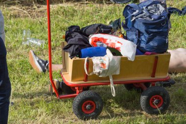 Mayıs ayında Güney Alman gardenfest beerglass ve ekipman taşıyan genç çocuklarla güneşli gün sonu