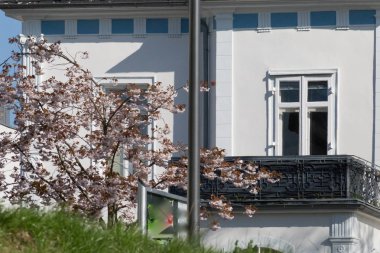 bahar görünümünde Güney Alman tarihi şehir cepheler balkonlu