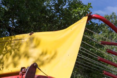 kırsal kırsal kesimde güney Almanya'da Haziran ayında güneşli bir makine, tekerlekler ve ürün toplama ve tarım çiftlik ekipman parçaları işe bakın