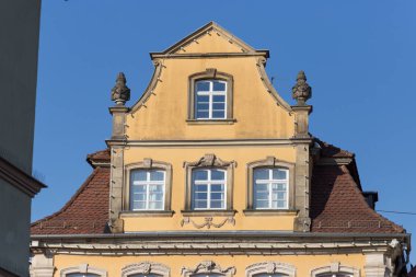 Mayıs ayında Güney Alman tarihi kent antik cepheler çok güneşli gün sonu ve pastell çatılar üzerinde tefekkür ilham verici sayısı renkleridir
