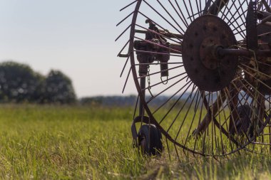 makine ile eski bir traktor Haziran güneşli akşamları Güney Almanya kırsal haying için yan yatan