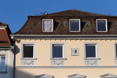 Haziran ayında Güney Almanya çok güneşli bir günde cepheler Windows'un ve süs eşyaları ile tarihi bir şehir, çatılar parçası görmek