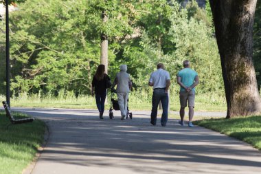 Haziran ayında Güney Almanya çok güneşli bir günde kıdemli rollator ile görmek ve şirket size iyi eğlenceler tarihi şehir parkında