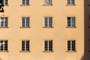 Haziran ayında Güney Almanya çok güneşli bir günde cepheler Windows'un ve süs eşyaları ile tarihi bir şehir, çatılar parçası görmek