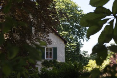 Haziran ayında Güney Almanya çok güneşli bir günde kırsal evleri ve cepheler ağaçlar ve bitkiler küçük köy ve yerler etrafında görmek