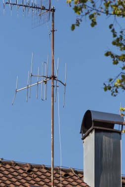 mavi gökyüzü karşı evin çatı anteni