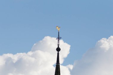 Haziran ayında bir şehir merkezi yakınlarındaki Güney Almanya çok güneşli bir günde kilise ve kule mavi gökyüzü ile yaz farklı bulutlar altında görmek