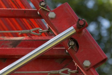 kırsal kırsal kesimde güney Almanya'da Haziran ayında güneşli bir makine, tekerlekler ve ürün toplama ve tarım çiftlik ekipman parçaları işe bakın