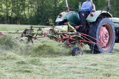 sonu Güney Alman manzara elli yaşındaki makinesinde saman kurutma amacı için dönüşebilir