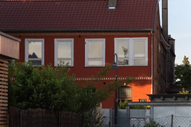 Haziran ayında Güney Almanya çok güneşli bir günde cepheler Windows'un ve süs eşyaları ile tarihi bir şehir, çatılar parçası görmek