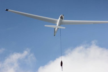 Mayıs ayında Güney Almanya ilkbaharda, güneşli bir günde etkileyici görünüm anneler günü mavi gökyüzü ve planör vinç başlangıcı vardır