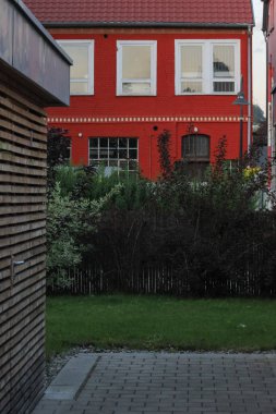 Ayrıntılar ve bir nehir yakınında cepheler ile bir akşamı baharda Güney Almanya kırsal şehir yakınında, Münih ve stuttgart köprü