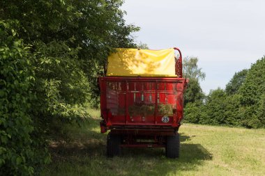 kırsal kırsal kesimde güney Almanya'da Haziran ayında güneşli bir makine, tekerlekler ve ürün toplama ve tarım çiftlik ekipman parçaları işe bakın
