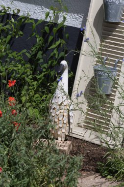 Haziran ayında Güney Almanya çok güneşli bir günde ayrıntıları ve yazlık ülke ev ön kapı ile bahçe sulama kutuları ve mum çıkartmalar gibi için vintage dekorasyon renkleri görmek