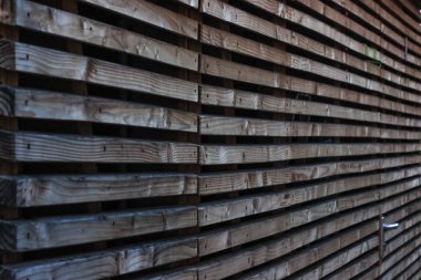 Ayrıntılar ve bir nehir yakınında cepheler ile bir akşamı baharda Güney Almanya kırsal şehir yakınında, Münih ve stuttgart köprü