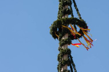 Mavi gökyüzü arka plan üzerinde şenlikli direği süslemeleri