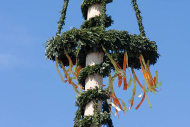 Mavi gökyüzü arka plan üzerinde şenlikli direği süslemeleri