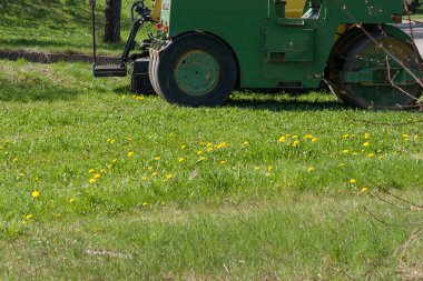 Makine Almanya yeşil çim üzerinde bina.