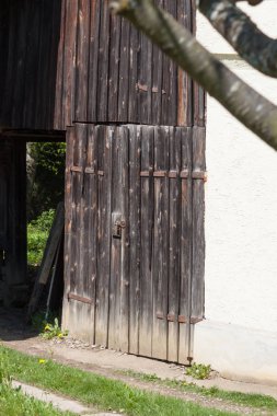 Güney Alman kırsal alan çitler binalar, kapı, windows önce baharda, çatılar ve binaların çoğu tipik romantik görünümü