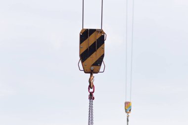 Vinç ve araçlar bina sayısı Mayıs ayında güneşli bir günde güneye Alman bir şehir ayrıntılı