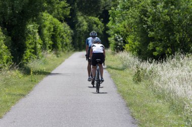 Haziran ayında Güney Almanya çok güneşli bir günde tek veya bikeway yaz peyzaj bisikletçileri birkaç bakın