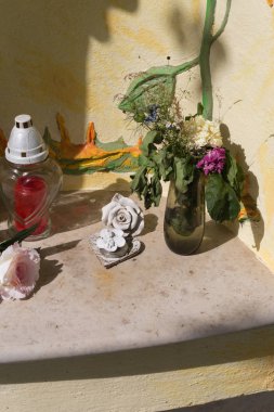 Haziran ayında Güney Almanya çok güneşli bir günde bir iz bisiklet ve koşucular kaza hatırlamak için yakın mezar taşı orada olduğunu gördün