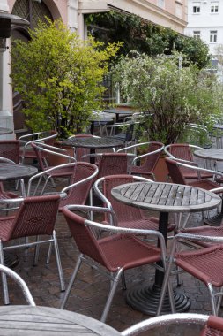 bir yağmurlu günde güneye Alman tarihi şehir içinde sandalye masada kilitli ve yağmurlu koşulları Zımbalanmış