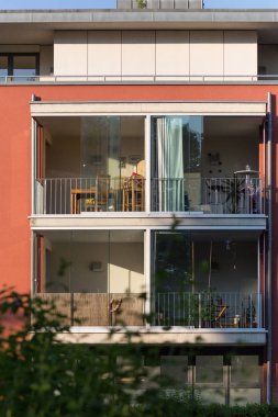 bir çok güzel bir güneşli gün ucunda Güney Almanya'da imparatorluk şehri stuttgart yakınındaki binaların güzelliği açık geometri ve düz renkler yapabilir