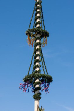 Mavi gökyüzü arka plan üzerinde şenlikli direği süslemeleri