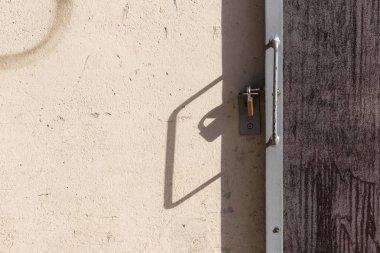 demir ve metal kilitler ve kolları ahşap ya da taş zemin üzerine Güney Almanya'da bir güneşli yaz gününde duvar