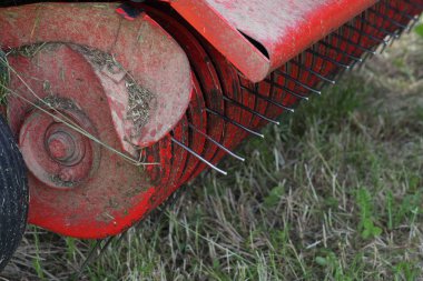 kırsal kırsal kesimde güney Almanya'da Haziran ayında güneşli bir makine, tekerlekler ve ürün toplama ve tarım çiftlik ekipman parçaları işe bakın