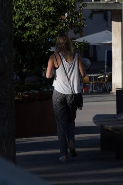 Haziran ayında bir şehir parkının Merkezi Güney Almanya'da bir akşam hareket ve iyi vakit park vererek gölgesinde insanların görmek