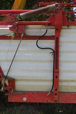 kırsal kırsal kesimde güney Almanya'da Haziran ayında güneşli bir makine, tekerlekler ve ürün toplama ve tarım çiftlik ekipman parçaları işe bakın