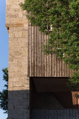 Haziran ayında Güney Almanya çok güneşli bir günde cepheler Windows'un ve süs eşyaları ile tarihi bir şehir, çatılar parçası görmek