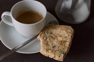 Lezzetli kurabiye ve şekerli kahve Kupası