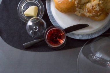 Bardak şampanya, topuz, tereyağı ve reçel.