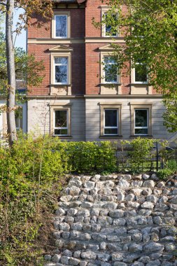 çok güneşli bahar gününde tarihsel tarzı ile çeşitli binalar mimari vurgular sunmak