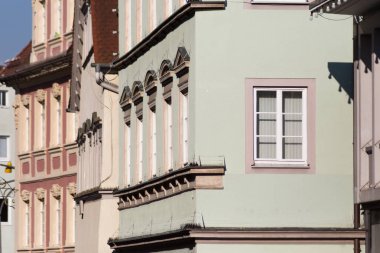 Mayıs ayında Güney Alman tarihi kent antik cepheler çok güneşli gün sonu ve pastell çatılar üzerinde tefekkür ilham verici sayısı renkleridir