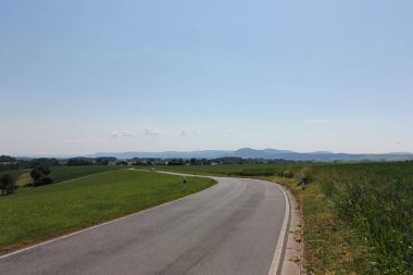 Haziran ayında Güney Almanya çok güneşli bir günde yaz yatay, yeşil ve mavi gökyüzü ve yol işaretleri için ufuk görmek