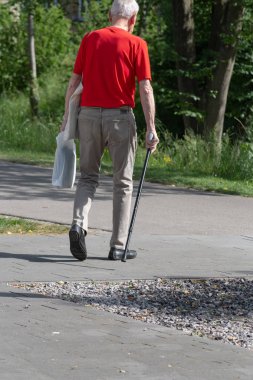 komuta sizde baston Güney Almanya'da stuttgart yakınındaki tarihi kent, şehir parkı ile bahar güneş akşam