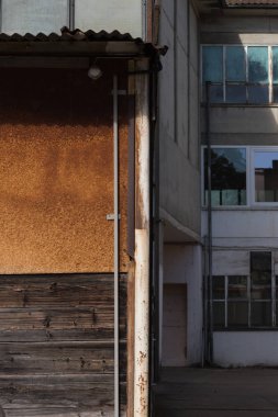 Güney Almanya'da endüstriyel bir alanda duvarlar ve büyük binalar ve desenleri iyi soyut kullanmak için arka plan olarak gördüğünüz