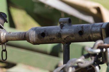 kırsal kırsal kesimde güney Almanya'da Haziran ayında güneşli bir makine, tekerlekler ve ürün toplama ve tarım çiftlik ekipman parçaları işe bakın
