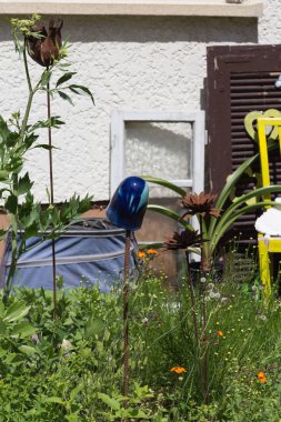 Haziran ayında Güney Almanya çok güneşli bir günde ayrıntıları ve yazlık ülke ev ön kapı ile bahçe sulama kutuları ve mum çıkartmalar gibi için vintage dekorasyon renkleri görmek