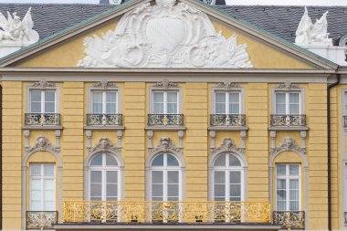 Mayıs ayında güneşli bir günde güneye Alman bir şehir muhteşem bina cephe görüşlerini ayrıntılı